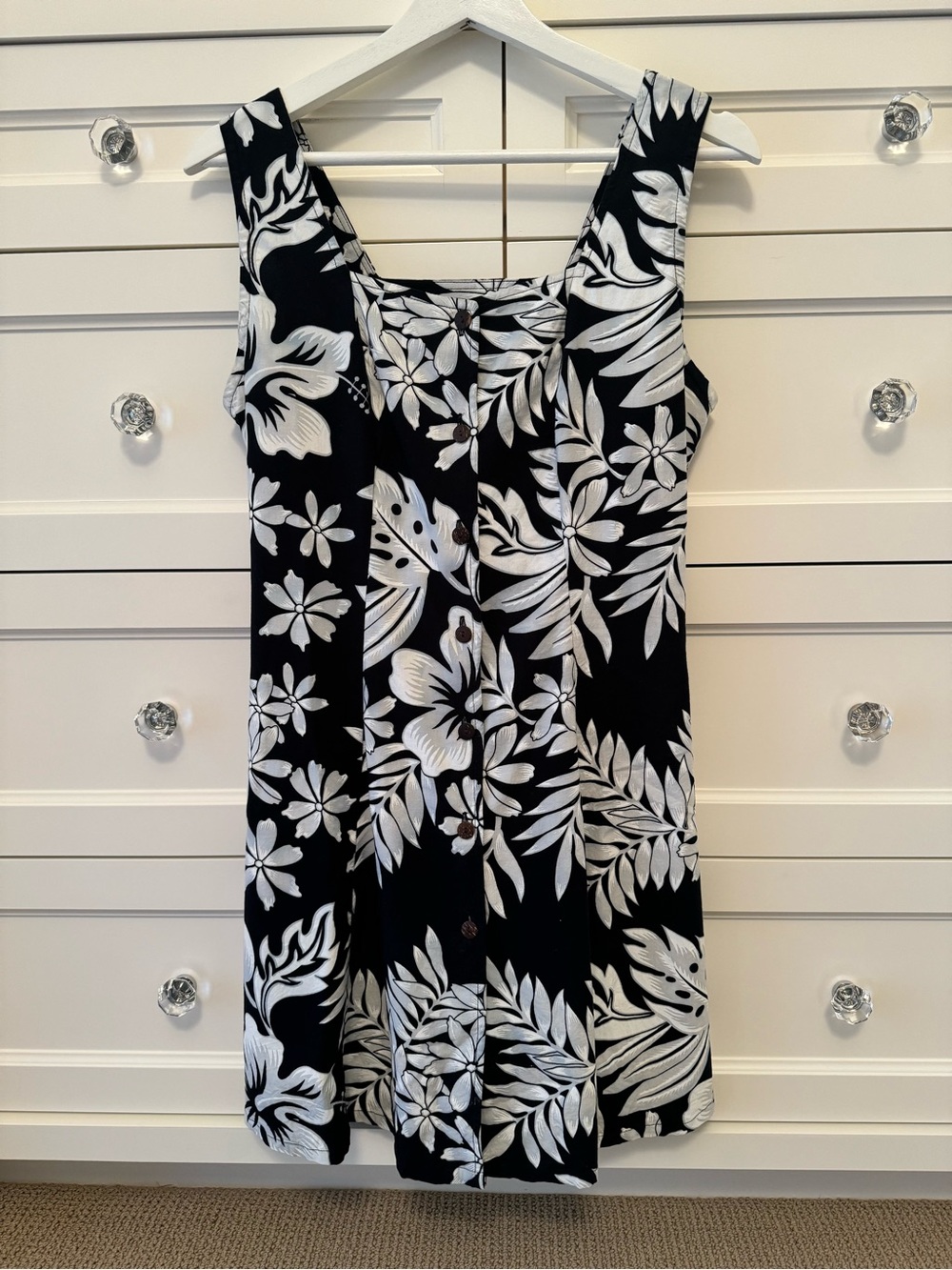 BLACK & WHITE DRESS PERFECT FOR THAT VACATION AND EASY TO PACK, SIZE MEDIUM